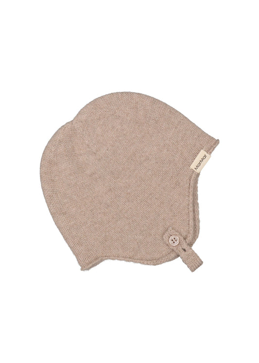 Babyhue i alpaca-melange, beige strik, rund kant og knapdetalje