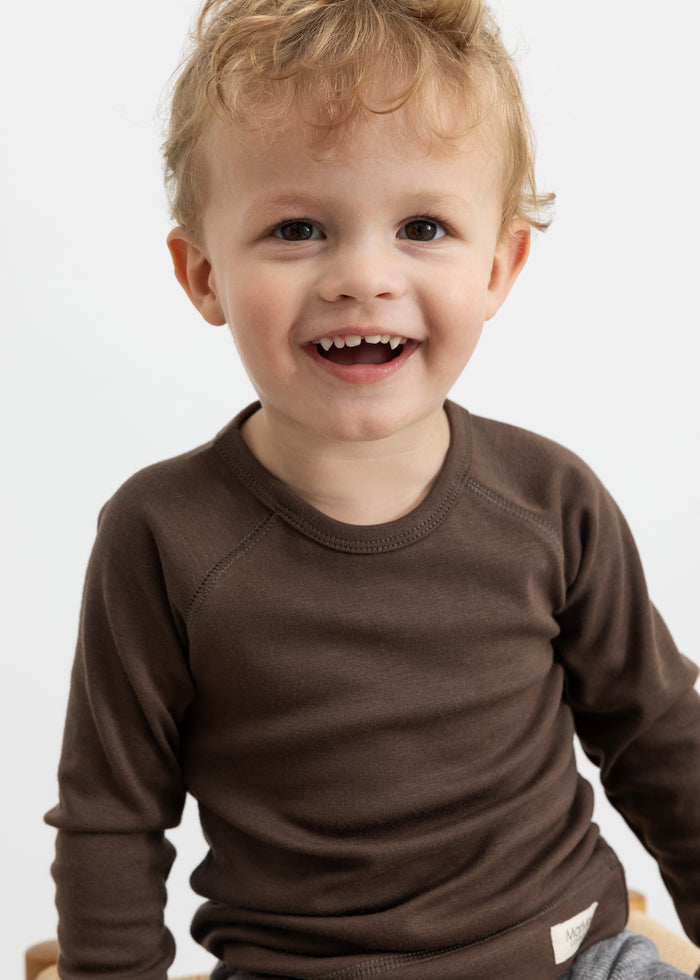 Brun langærmet T-shirt til børn med rund hals, synlig ved skulder og bryst
