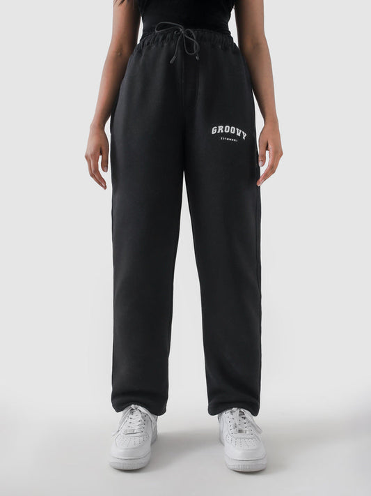 Black essential winter trouser female model front view slim fit Pakistan – GROOVY