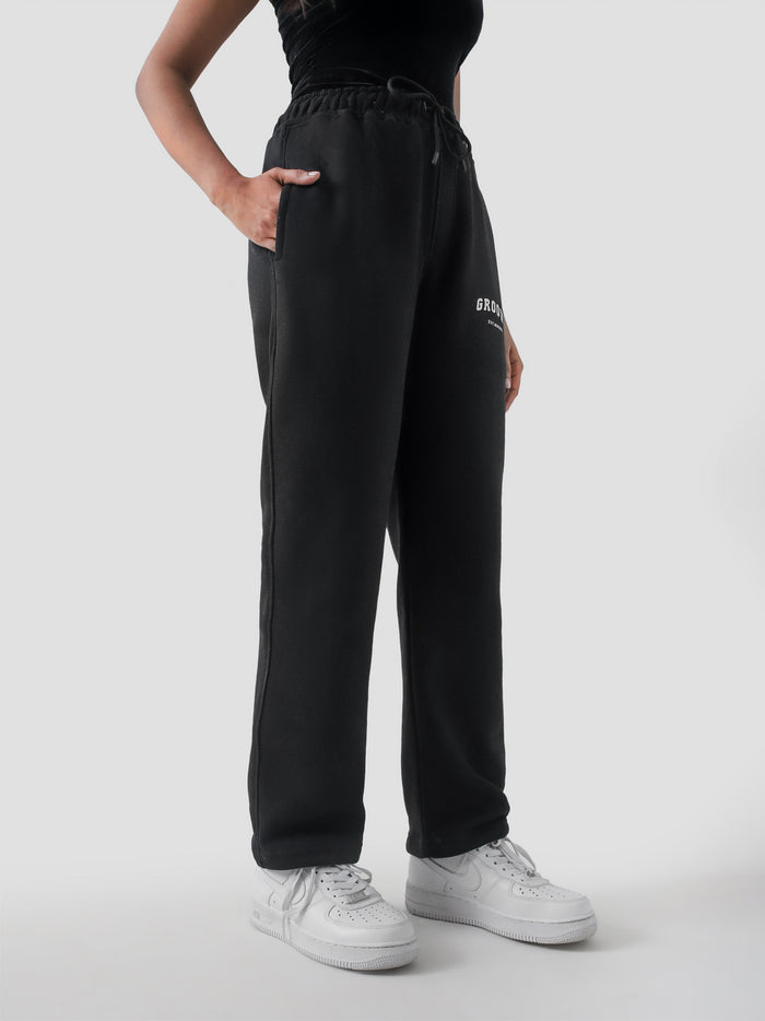 Black essential winter trouser female model back view slim fit Pakistan – GROOVY