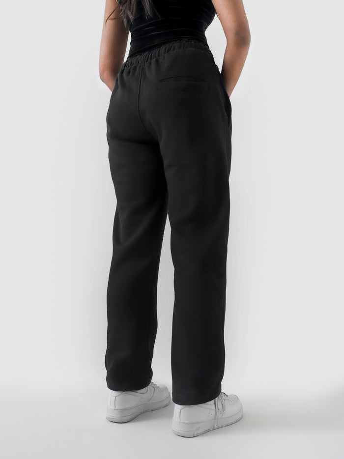 Black essential winter trouser female model side view full body Pakistan – GROOVY