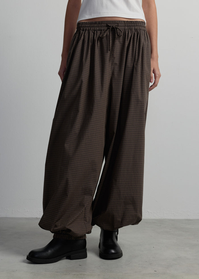 BROWN CHECKED BALLOON DRAWSTRING PANTS