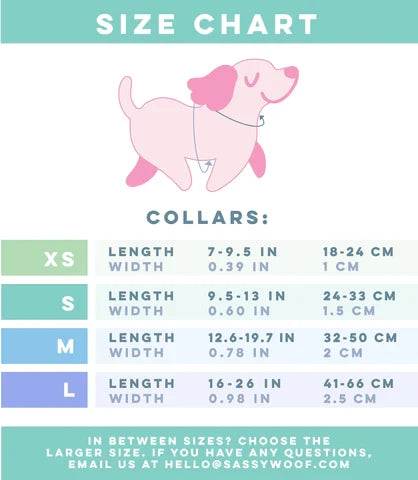 Size chart for Sassy Woof’s Dog Collar Three Piece Bundle – Peanuts™ Harvest, displaying XS, S, M, and L sizes with lengths and widths listed in both inches and centimeters. An illustration of a pink dog appears above the chart. Contact information and instructions for the Puppy Growth Pawtection Plan are provided at the bottom.