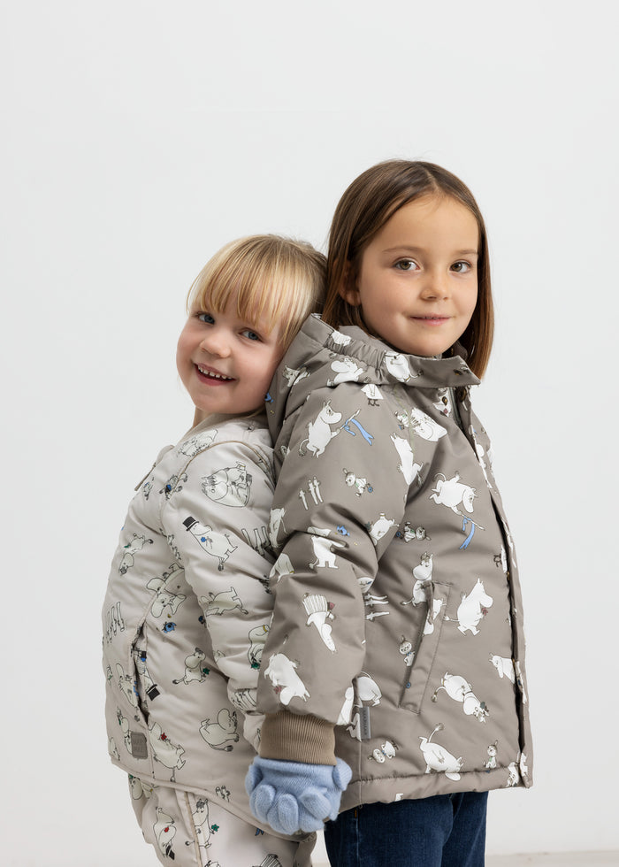 Børne vinterjakke i gråbrun med hætte og lynlås samt Mummi-mønster