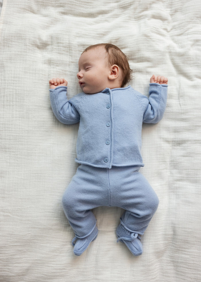 Lyseblå babybukser med elastisk talje og manchetter ved anklerne