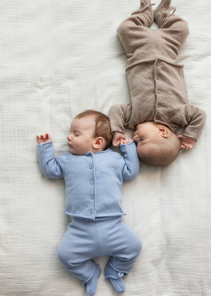 Lyseblå babybukser med elastisk talje og manchetter ved anklerne