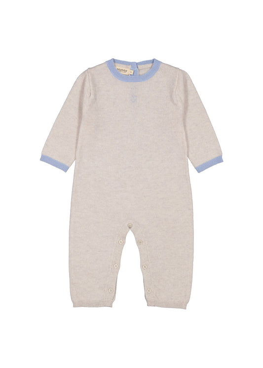 Beige babyheldragt i strik med blå ribkant og knapper i skridt